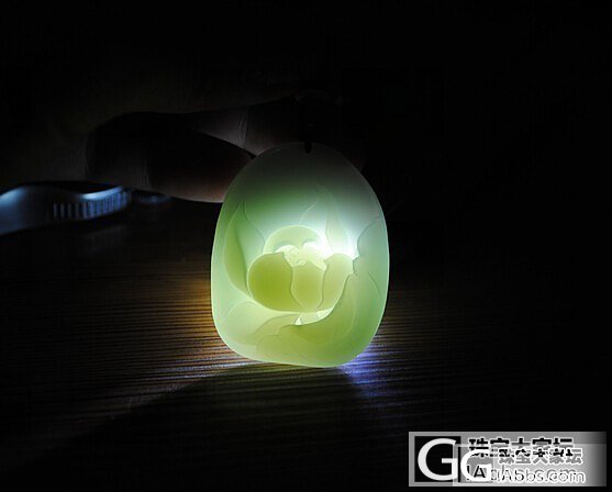 粉青碧玉荷花。。。_传统玉石