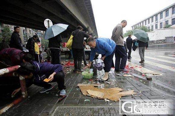 （转帖）越野车撞倒玉器摊，路人忙捡漏。_闲聊