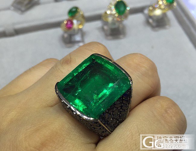 香港珠宝设计师 世纪超级大20.02ct 祖母绿 强荧光戒指 具收藏价值_设计祖母绿