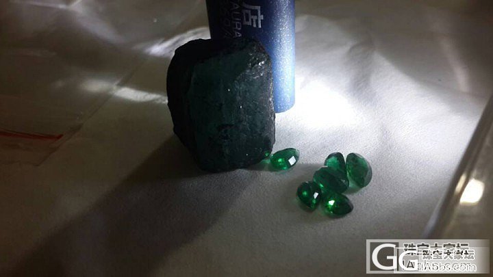 亲戚最近跑赞比亚收的一颗99克拉的祖母绿六方晶体原石，大家来估个价_祖母绿