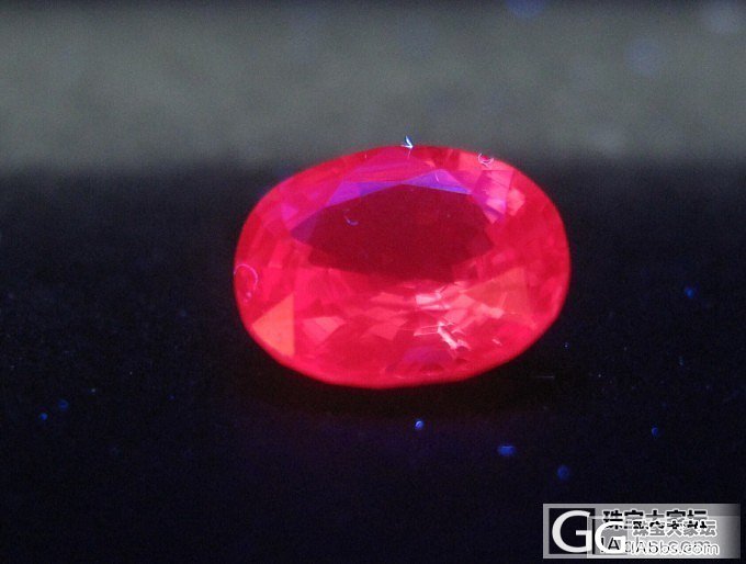 贴个缅甸粉红色尖晶石荧光照_刻面宝石尖晶石