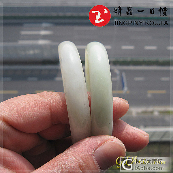 一对手镯，朋友帮忙看看料，估个价_手镯古董首饰和田玉