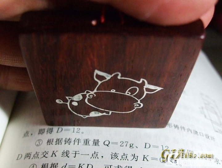 白银镶嵌－－小叶紫檀卡通牛牌子_牌子小叶紫檀银