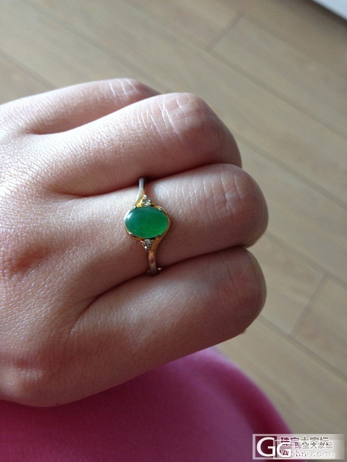 外婆买给妈妈的翡翠戒指，想换个戒托，求指点。_翡翠