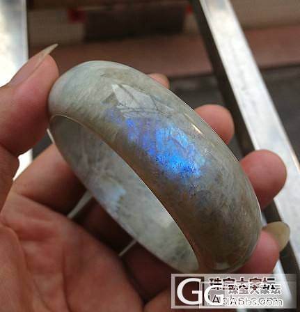 彩虹月光石大家爱，可是这样的手镯是彩月光呢还是就是拉长？_月光石手镯花件拉长石珠串