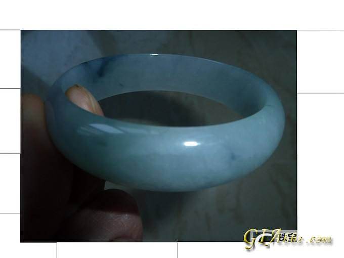请各位大虾帮我看看手镯值几米，商场货。谢谢_翡翠