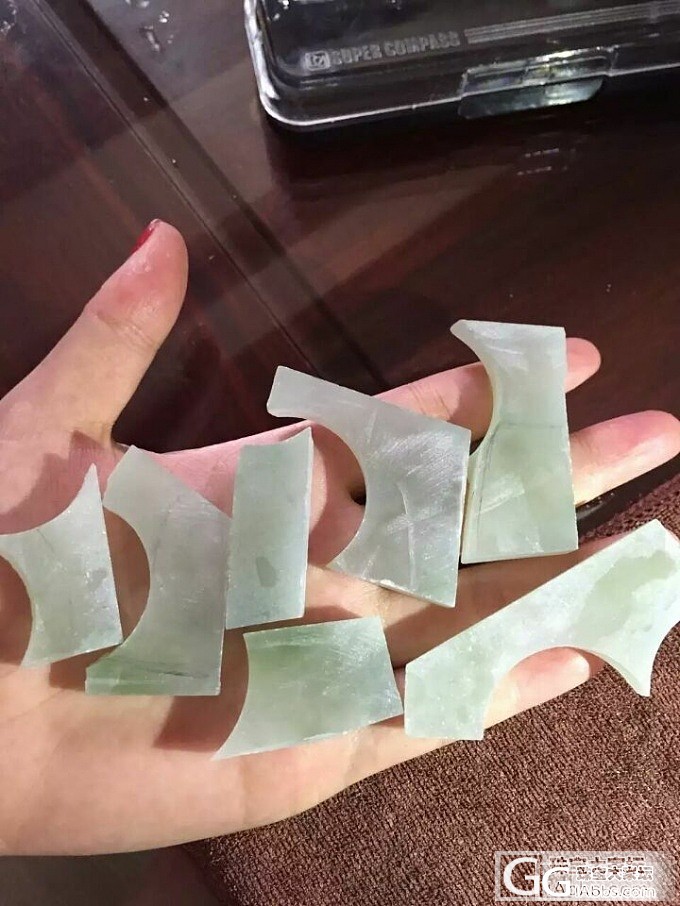 大神们帮忙看一下这手片料价值几何_半成品翡翠