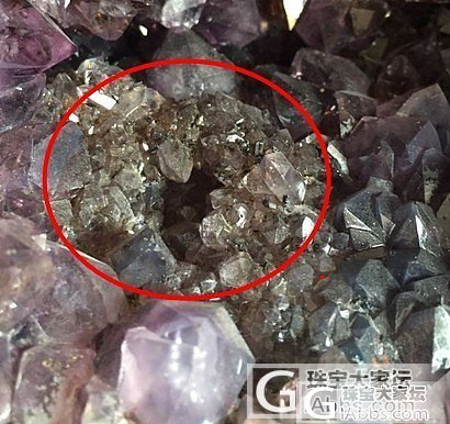 新买的紫晶洞，大神帮忙看下里面的什么东西？？_洞盆簇