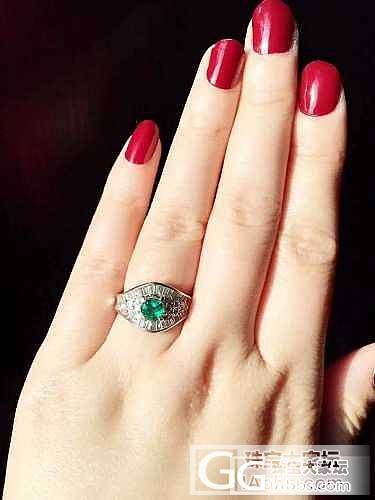 一颗小祖母绿镶的戒指。_祖母绿戒指