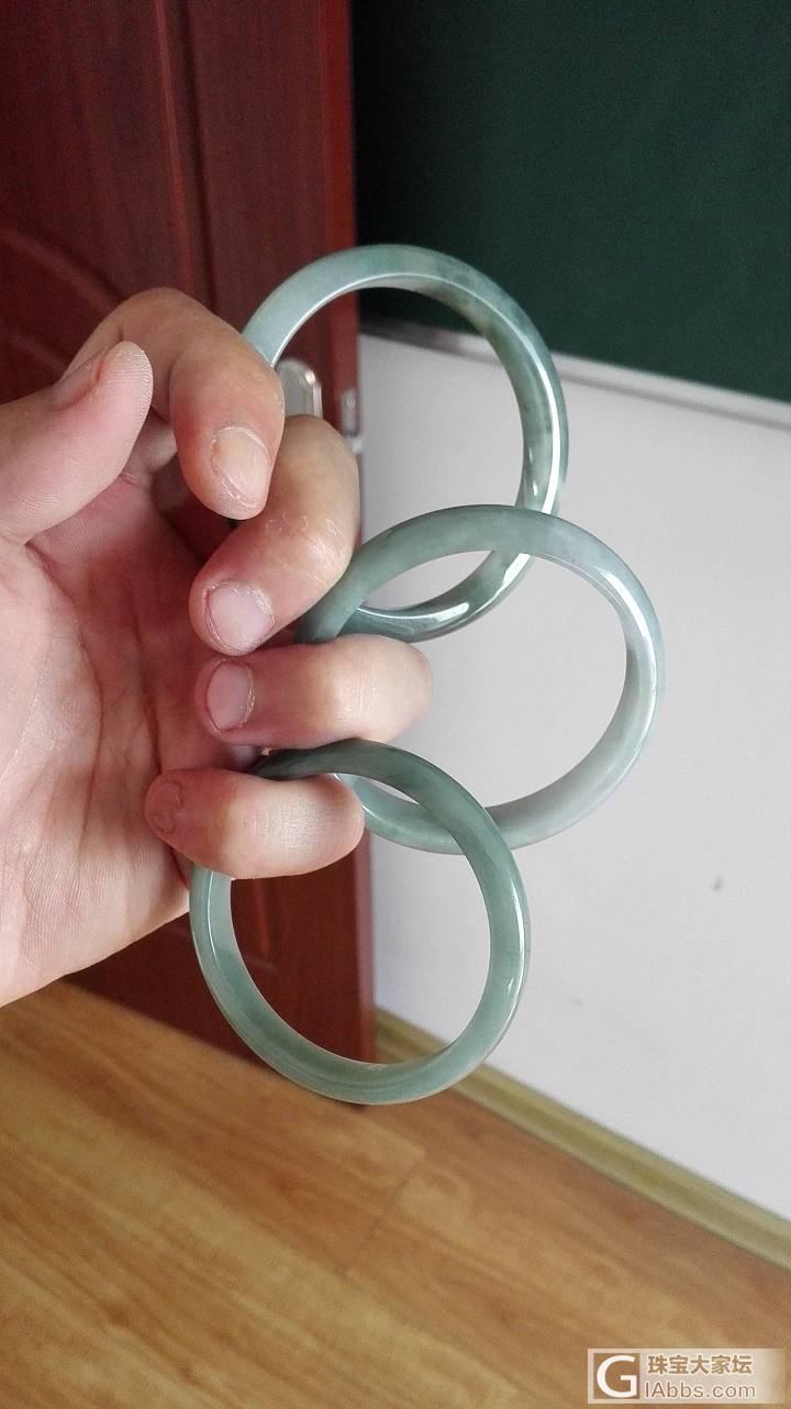 各位大侠帮忙估个价，无裂，内径57,外径74，自己赌石加工的，有喜欢的可私我，小..._手镯翡翠