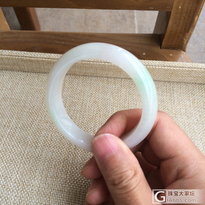 求助，懂行的帮估下这个值多少_手镯翡翠