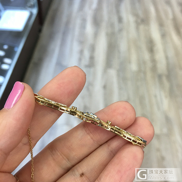 秀下刚刚拿回来的蕾丝项链。_项链蓝宝石钻石