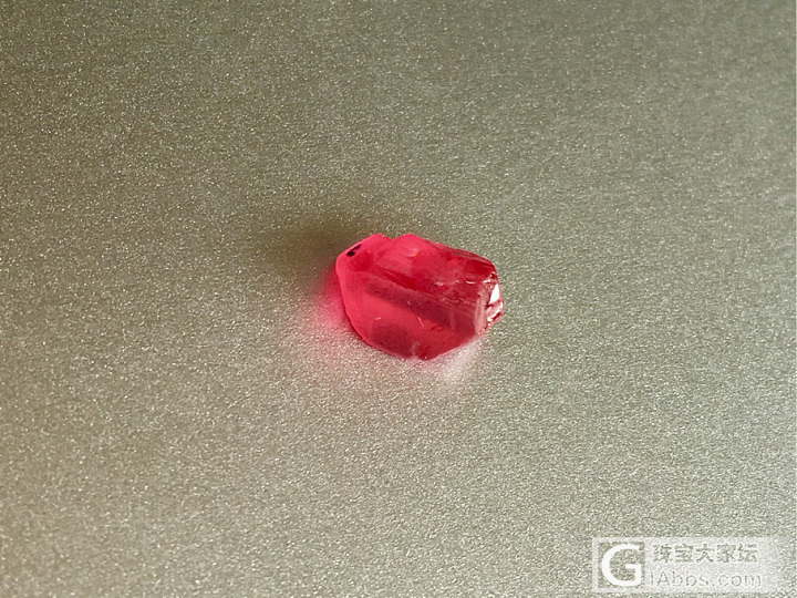 刚切出来的纳米亚绝地尖晶_刻面宝石尖晶石