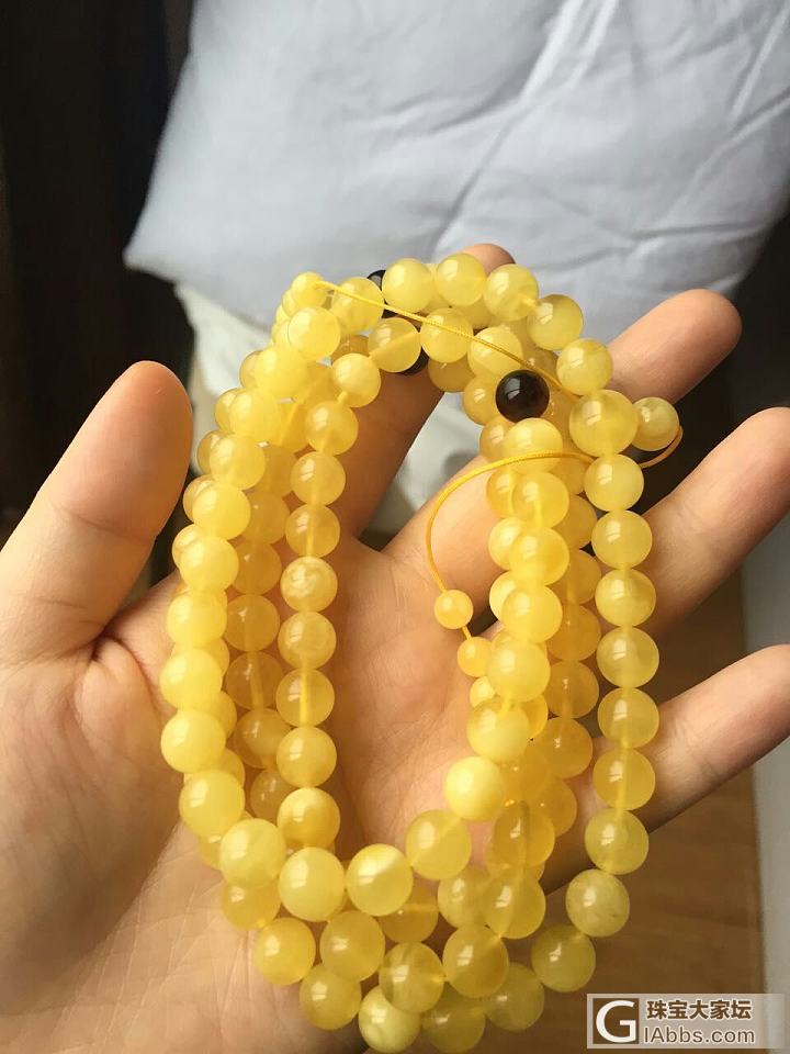 大家帮忙看看，这两条珠子，差价900元，一条黄白白花，一条偏透鸡油黄，选哪个？_珠串蜜蜡