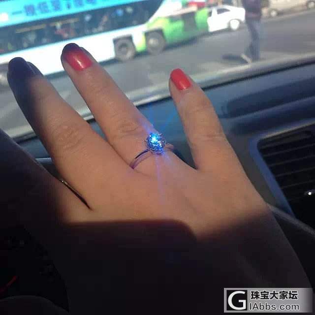 结婚纪念日老公买的一克拉钻戒，朋友们看看，火彩咋样_戒指钻石