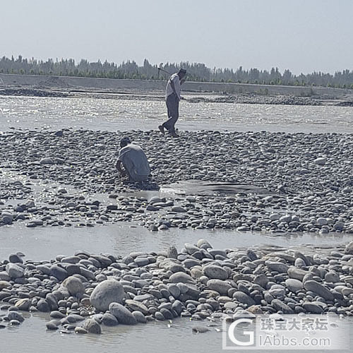 7月20日玉龙喀什河3桥实地拍摄老乡挖料子_产地和田玉