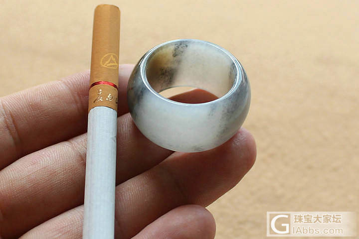 【荣毅】7月21日上新：白肉黑墨黄沁，两只三色青花籽扳指_青花玉戒指