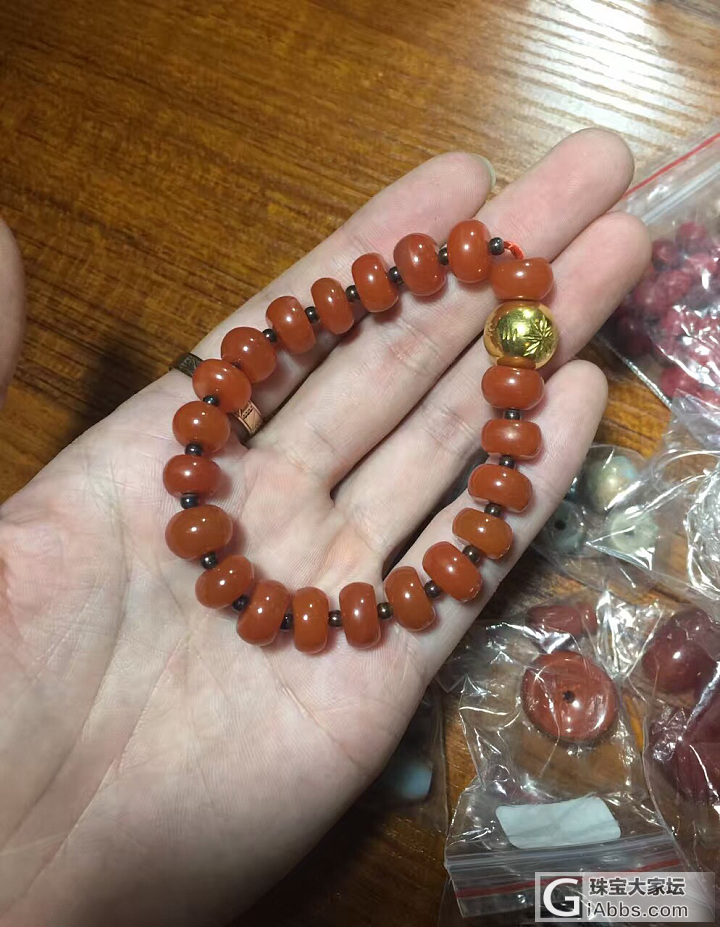 各位帮我看看这个南红的颜色正常吗？_珠串南红