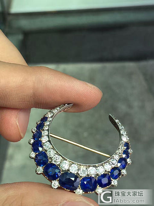 一枚欧洲工艺的贵族蓝宝钻石胸针_蓝宝石胸饰
