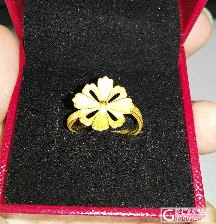 周生生大明咒  格桑花戒指  周大福硬金太阳花吊坠_金