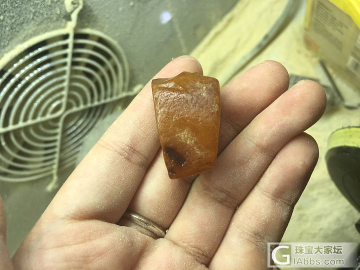 今天刚做完两个挂件_打磨琥珀蜜蜡