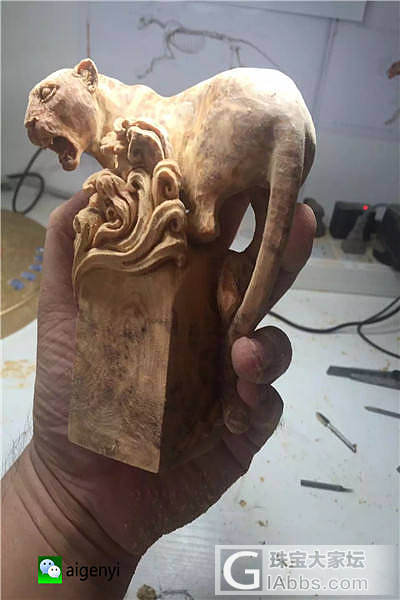 手工新作利用崖柏榴雕刻豹子  《报喜》_雕刻崖柏