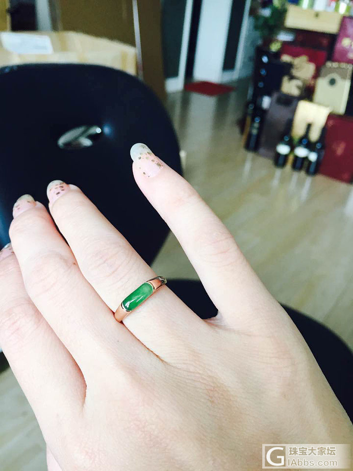 发个朋友刚刚镶嵌回来的戒指，唉，某人的这拍照技术来，哈哈_翡翠戒指