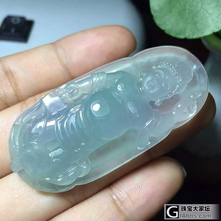 翡翠释迦牟尼佛，种水雕工都是极好的_翡翠