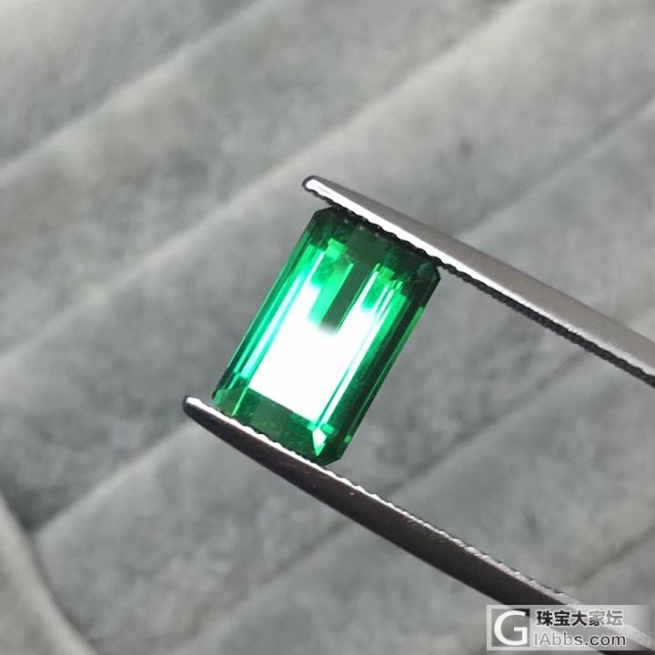 电光绿碧玺
5.89ct 
全净无暇
火彩棒极了
完美的一颗
微mmdzhubao_刻面宝石碧玺