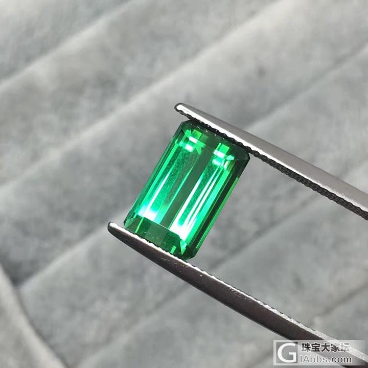 电光绿碧玺
5.89ct 
全净无暇
火彩棒极了
完美的一颗
微mmdzhubao_刻面宝石碧玺