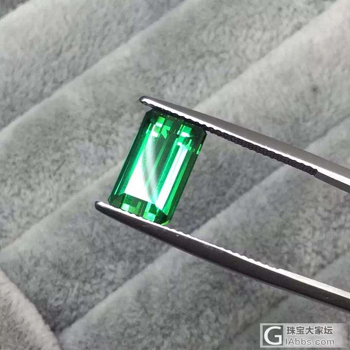 电光绿碧玺
5.89ct 
全净无暇
火彩棒极了
完美的一颗
微mmdzhubao_刻面宝石碧玺