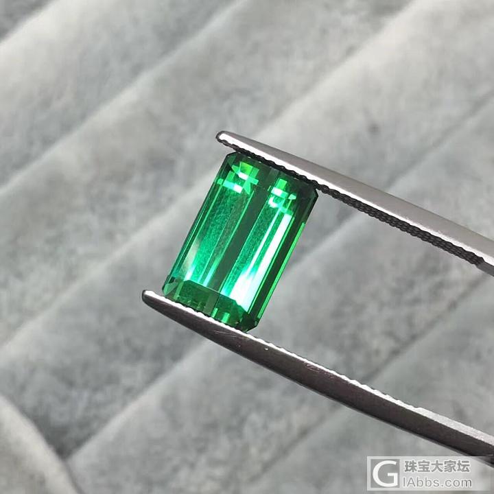 电光绿碧玺
5.89ct 
全净无暇
火彩棒极了
完美的一颗
微mmdzhubao_刻面宝石碧玺