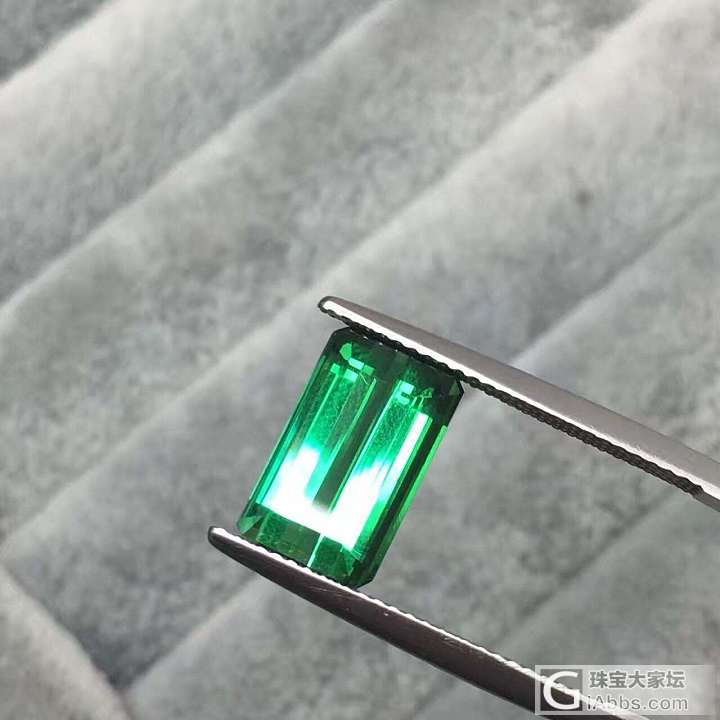 电光绿碧玺
5.89ct 
全净无暇
火彩棒极了
完美的一颗
微mmdzhubao_刻面宝石碧玺