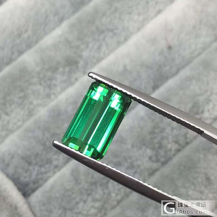 电光绿碧玺
5.89ct 
全净无暇
火彩棒极了
完美的一颗
微mmdzhubao_刻面宝石碧玺