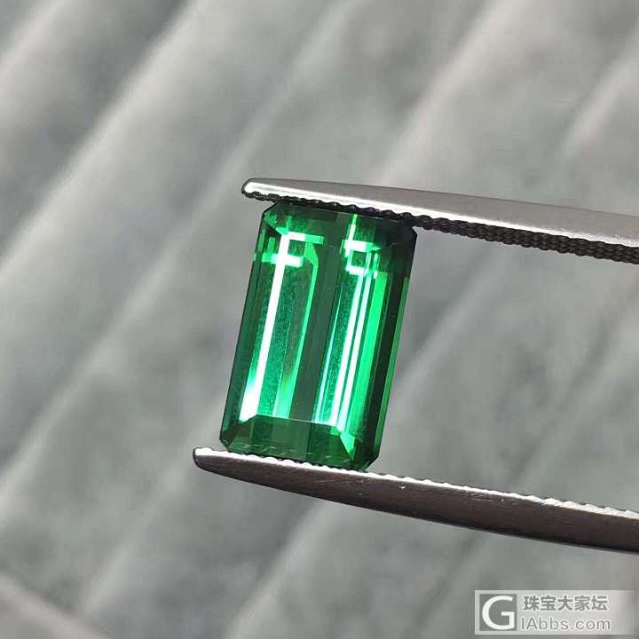 电光绿碧玺
5.89ct 
全净无暇
火彩棒极了
完美的一颗
微mmdzhubao_刻面宝石碧玺