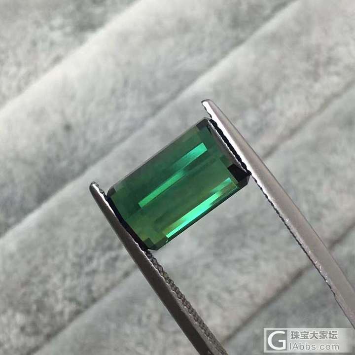 电光绿碧玺
5.89ct 
全净无暇
火彩棒极了
完美的一颗
微mmdzhubao_刻面宝石碧玺