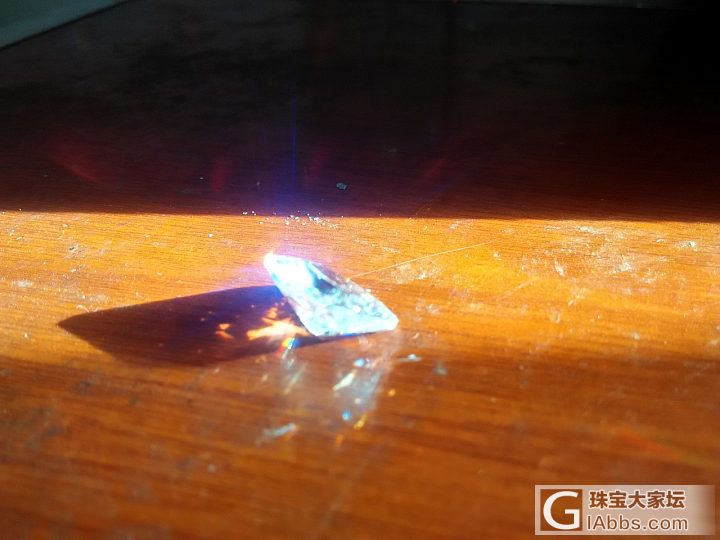 雷迪恩钻石 长方形的  长宽比率1.20里面的火彩是细长放射形 大家看看_钻石