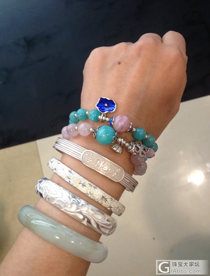 老挝珠宝免税店买的翡翠贵妃手镯。唉,._珠串