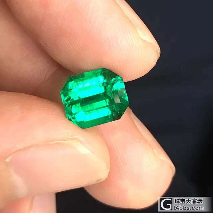 欣赏一粒3克拉古柏林哥伦比亚无油祖母绿_刻面宝石祖母绿
