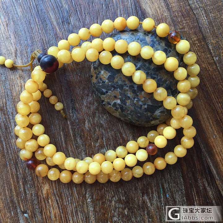 一直有一个疑问，新蜜如果买了几年自然光晒得色深了算不算人工烤色？_珠串蜜蜡