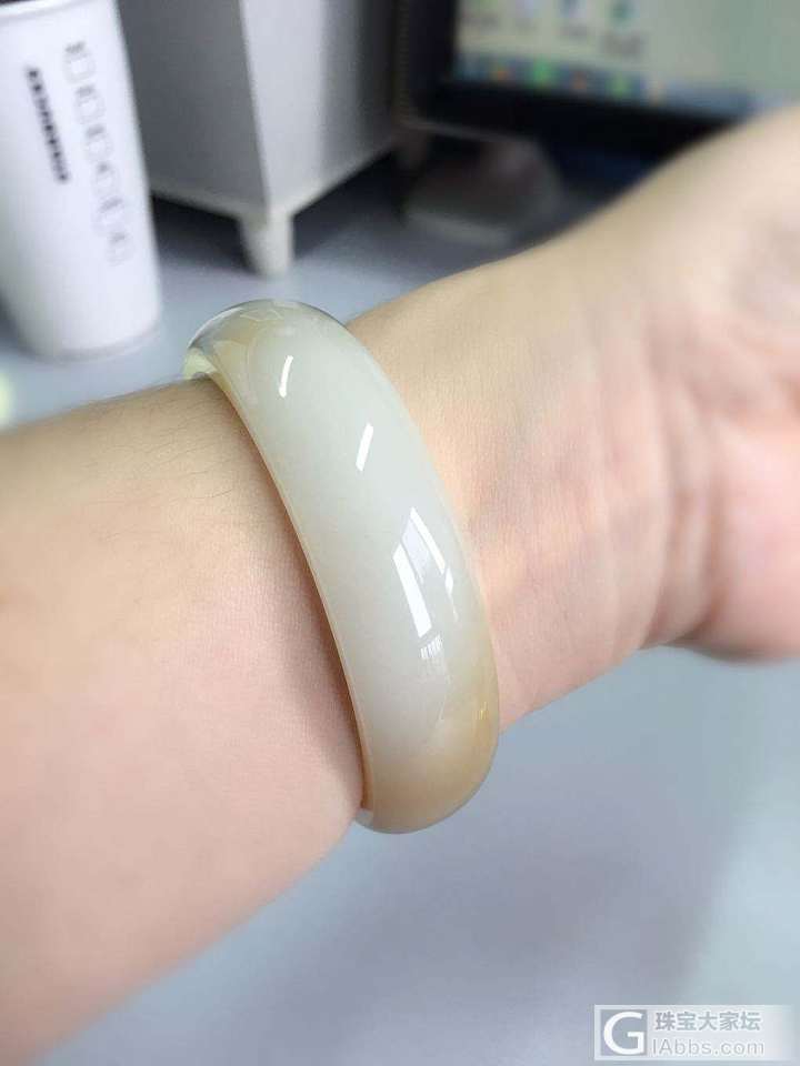 朋友家买的俄料，上手效果，行家看看小五值不值？_和田玉手镯