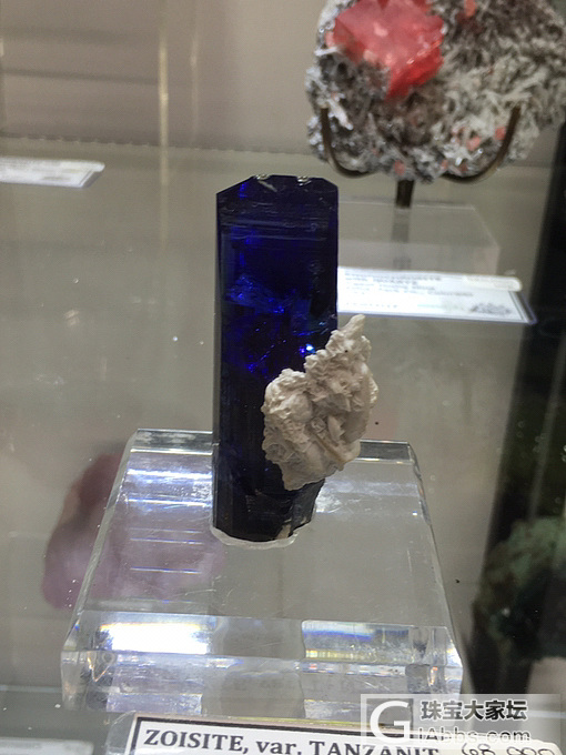 坦桑石晶体，看起来没什么美感啊_坦桑石
