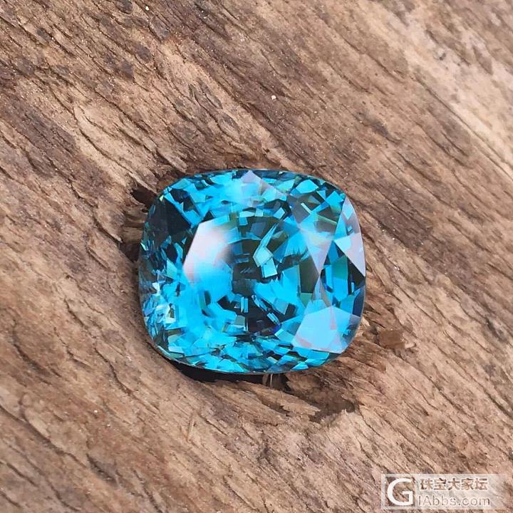 独具火彩的一颗天然蓝色锆石风信子，整个22克拉，全净玻璃体，这么大的找遍全国也估..._锆石