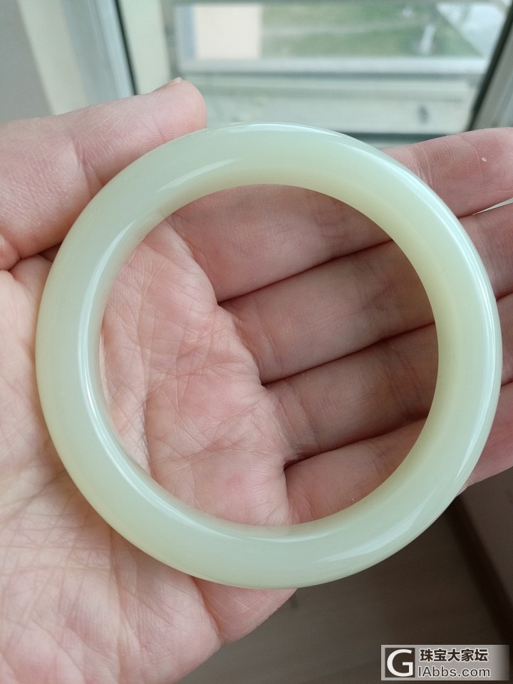 在南疆买的和田黄口料青白玉，大家看看值多少，有收藏价值吗？_手镯青白玉
