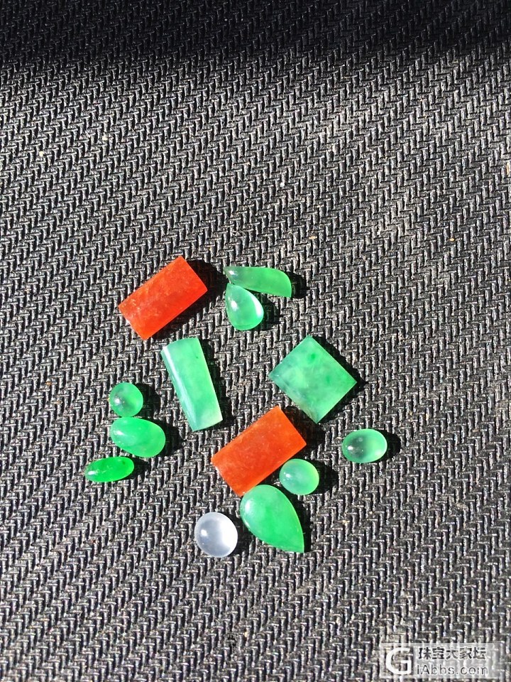 真是辛苦设设计师了，这么多异形的翡翠做得多辛苦,做出的效果得多美啊。_镶嵌翡翠