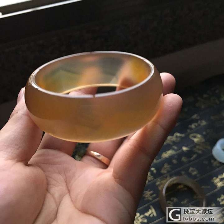 天然红玛瑙俏色加宽手镯_手镯玉髓