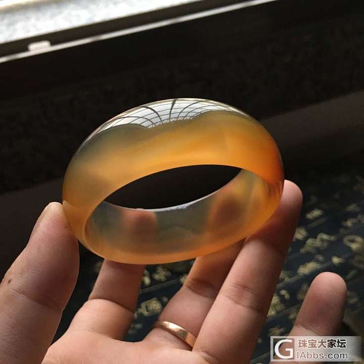 天然红玛瑙俏色加宽手镯_手镯玉髓