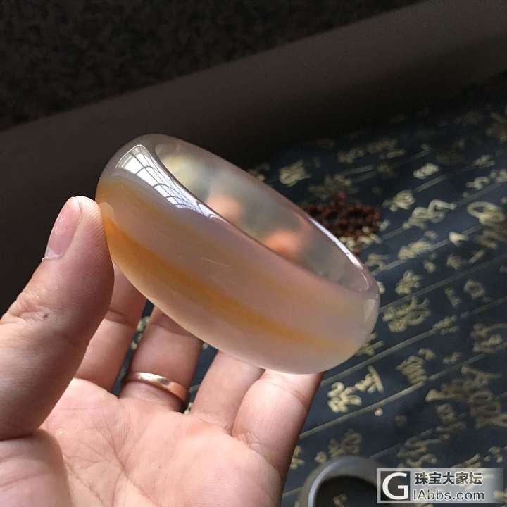 天然红玛瑙俏色加宽手镯_手镯玉髓