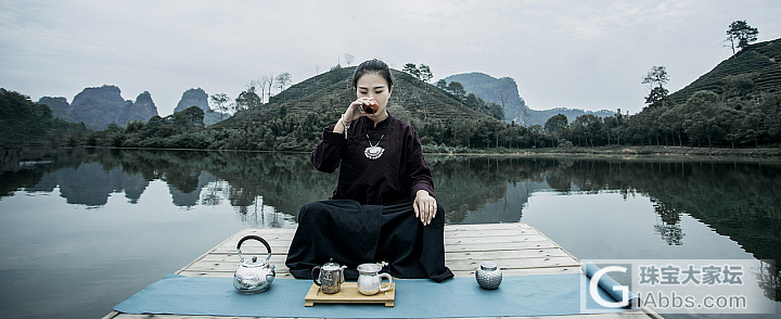 这么冷的天好好卖茶不够，还要出外景。好冷！！_茶道摄影