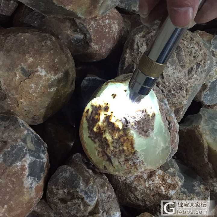 巴西冰飘跟蓝玉髓_原石玉髓